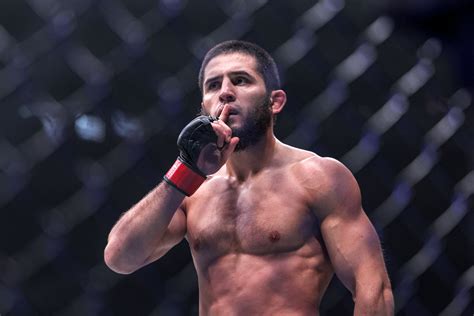 UFC 294: Islam Makhachev finishes Alexander Volkanovski in